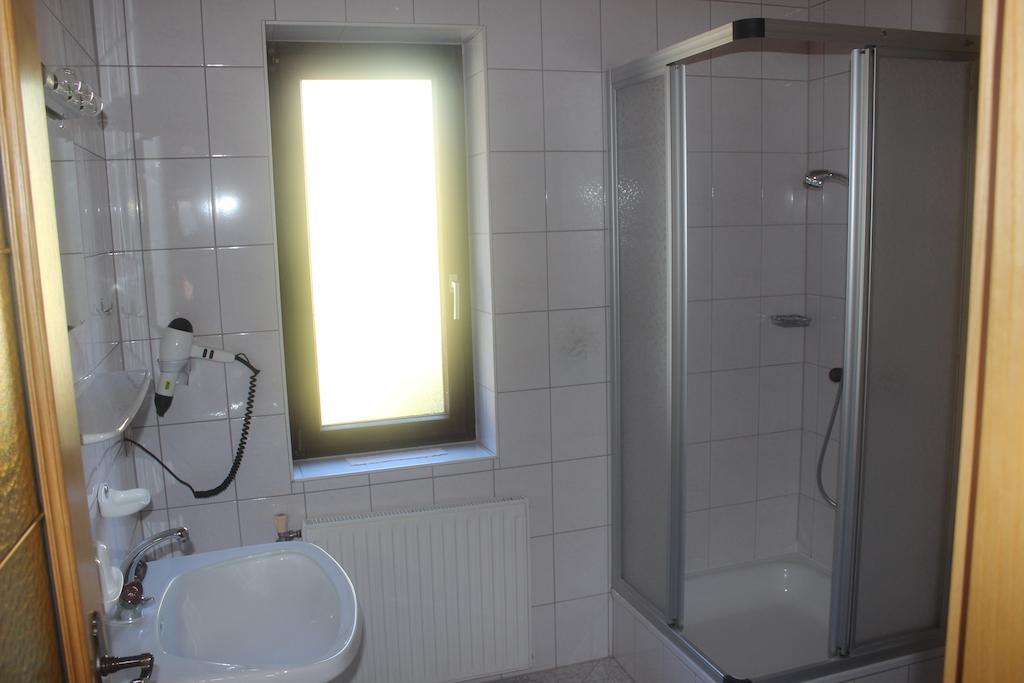 Haus Bergblick Apartment Бад Клайнкирххайм Стая снимка